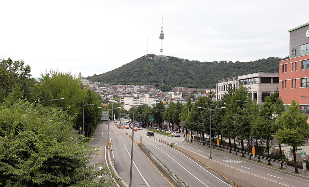 Gambar pemandangn N Seoul Tower dari Noksapyeong Overpass