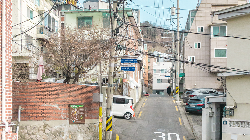 A sidestreet going uphill into a residential neighborhood