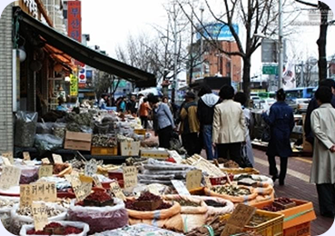 온갖 한약 재료가 넘쳐나는 약령시장에서 시민들이 약재를 고르고 있는 모습