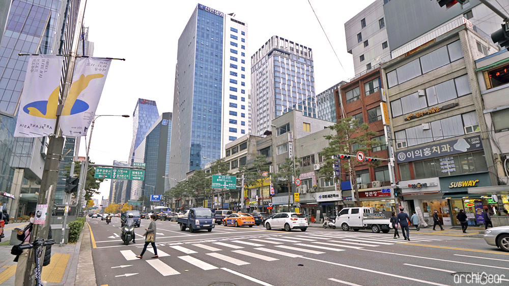 As soon as you come up from Euljiro 3-ga Station on subway Line 2, you can see a panoramic view of small and high rise buildings together.