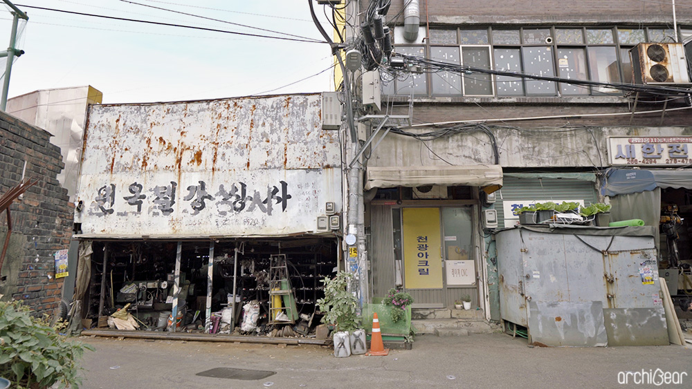 을지로3가 업종별 거리 공구골목 전경. 원옥철강상사 라는 간판과 오래된 건물이 보인다.