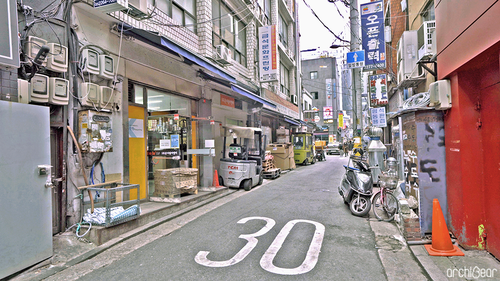 A view of Euljiro’s printing alley. Printing shops with glass doors open can be seen on both sides of the 30-kilometer road.