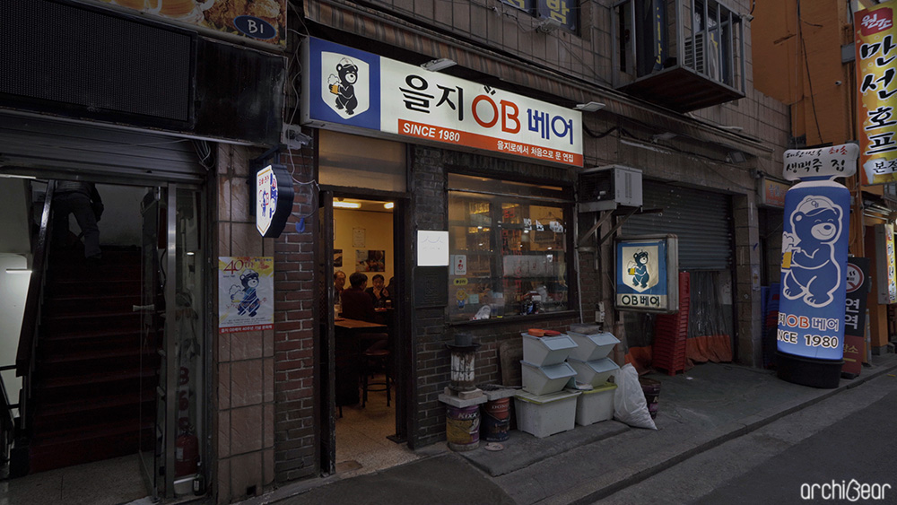 The front view of OB Bear's store in Nogari alley. You can feel the sensibility of the long-standing store through it’s retro signs.