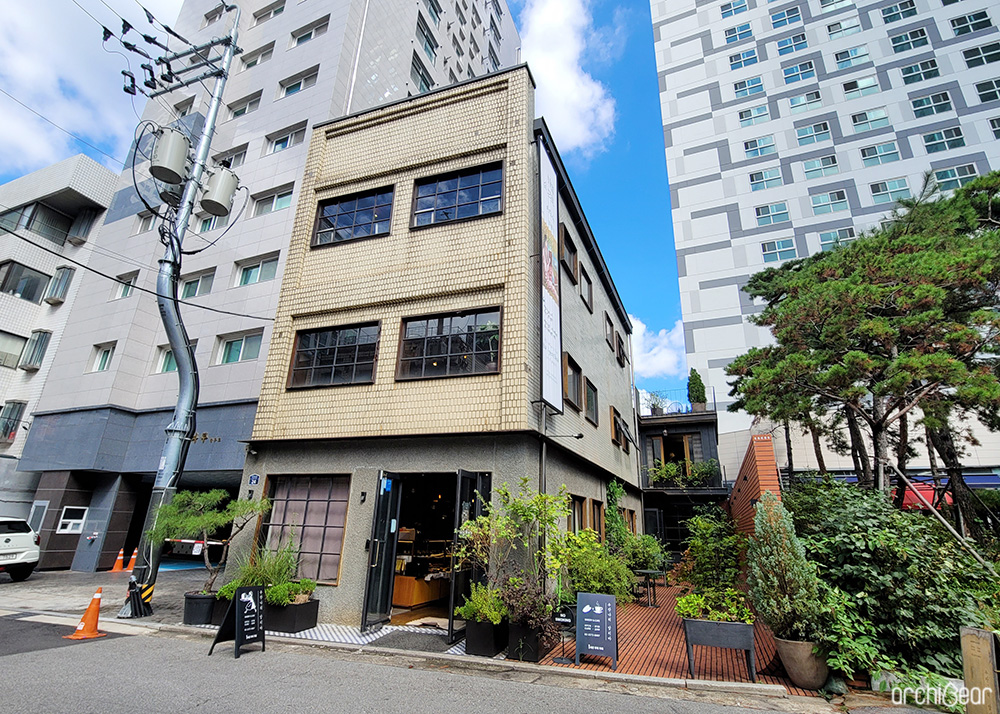 The front of Susanna Apron, a bakery located in Euljiro. The older three-story building has a lovely charm.