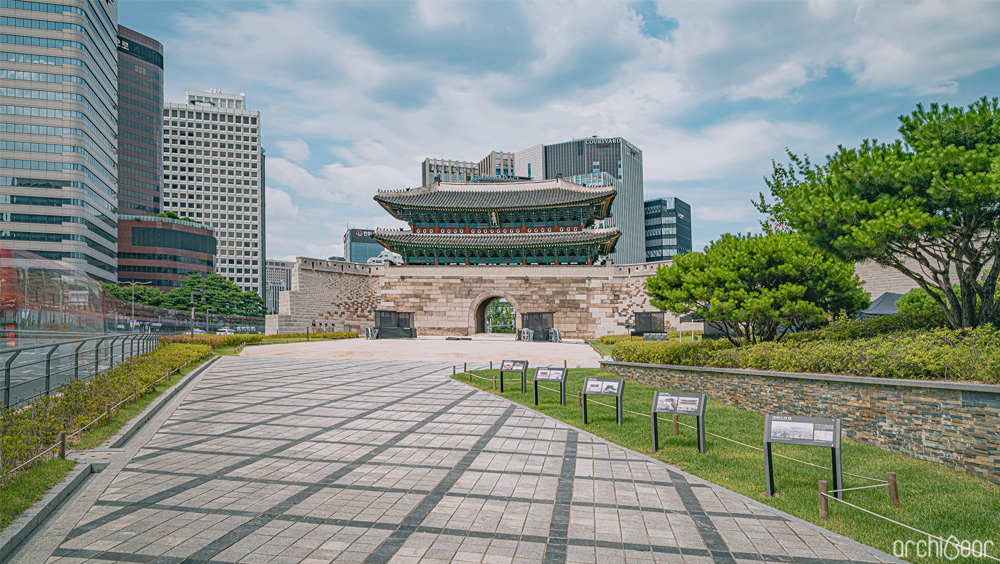 우리나라 국보1호 숭례문 모습. 빌딩 숲 가운데 푸른 소나무들과 어우러진 모습이 웅장하다