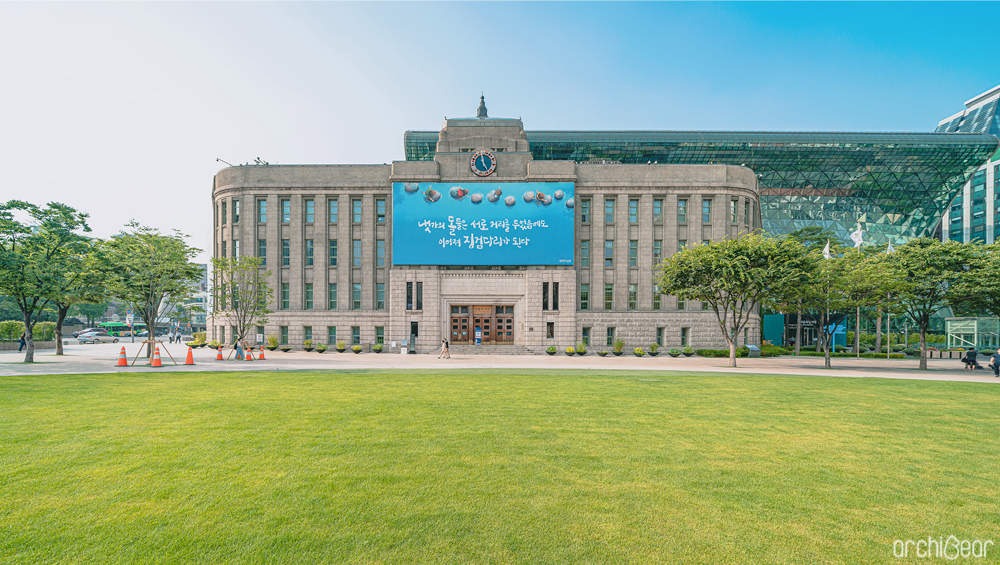 서울시청 구청사를 정면에서 촬영한 사진. 리싱 마감기법으로 지어져 석조건물의 언뜻 석조건물의 느낌을 준다