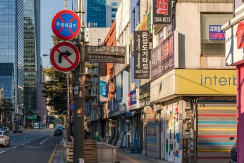 과거와 현재가 공존하는 매력적인 도시 여행 